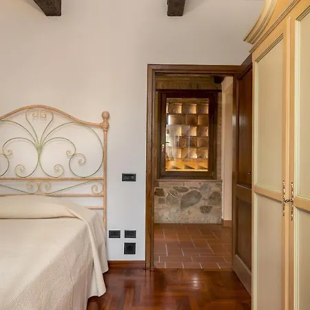 Binetti 7, Emma San Gimignano